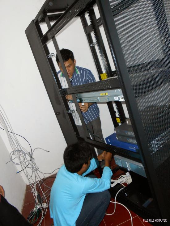 Merakit Rak Server